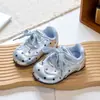 Sapatos de caminhada fofos com sola macia para bebês e crianças pequenas, sapatos estilo princesa para bebês meninas, nova coleção de outono, tênis com cadarço de bolinhas para uso casual