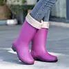 Botas de chuva impermeáveis, estilo moderno de cano médio, confortáveis, com sola grossa, design de cano alto, modelo feminino, grossas e reforçadas, duráveis