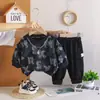 Conjunto de Roupa de Outono para Meninos 2026 Novo Primavera-Outono Estilo Coreano Infantil Manga Longa Moletom de Bebê Estiloso Conjunto de Duas Peças Atacado