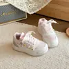 Tênis Feminino com Solado Macio 2026 Primavera/Verão Novo Fashion Versátil Sapatos Brancos com Decoração Floral Tênis de Cano Baixo
