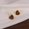 Pendientes de gota de chocolate francés de lujo ligeros con esmalte de amor para mujer, moda de otoño e invierno, elegantes y de alta gama.