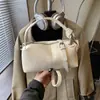 Nova Bolsa Boston Acolchoada Fosca Outono/Inverno 2025, Design de Nicho, Bolsa de Mão Versátil, Bolsa de Ombro Cruzada Simples
