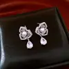 Pendientes Colgantes de Flor de Perla con Aguja de Plata Electrochapada en Oro Real, Modernos y Versátiles, Pendientes de Lujo Ligero de Gama Alta para Mujeres