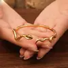 Pulseira Aberta Dourada Amarela com Olhos Verdes em Formato de Cobra Banhada a Prata Feminina Branca Exótica Popular Fábrica Joker Venda Direta