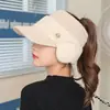 Moda Femenina Nueva Otoño e Invierno Versátil Forro Polar Engrosado Pompón de Ciervo Gorro de Punto Gorra de Béisbol Estudiante para Ciclismo Protección de Orejas