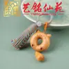 Llavero de gatito juguetón tallado en madera de azufaifo de Yiming Xianyuan, lindo colgante decorativo para mochila de pareja con borla temática de luna