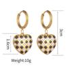 Aretes transfronterizos de nicho nuevo de temperamento de alta gama, aretes simples exquisitos de estilo pequeño fragante, tablero de ajedrez blanco y negro, amor, aretes de acero de titanio