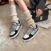 Sapatos femininos Huili tênis de plataforma 2024 novo inverno sola grossa coringa sapatos brancos explosões forrados com lã tênis esportivos casuais para crianças