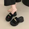 Pantuflas de plataforma gruesa estilo coreano para mujer que aumentan la altura, versátiles con decoración metálica, sandalias de una tira para personas bajitas, de tacón alto beige