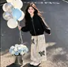 Crianças Médias e Grandes Primavera/Outono 2026 Calça Casual de Perna Larga Borboleta Retrô Jaqueta com Capuz Estilo Coreano Conjunto Versátil e da Moda Tendência