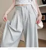 Calça pantalona bege para mulheres, coleção primavera/verão 2026, leve, com estilo descontraído e casual, cintura alta, caimento fluido e design de perna reta, remetendo ao estilo de Yohji Yamamoto