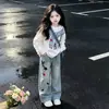 Conjunto de Moletom Moderno para Meninas Primavera e Outono 2026 Novo Conjunto de Duas Peças Jeans Casual Infantil Desenho Animado