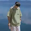 Camisa polo de manga corta casual holgada con cuello vuelto y media cremallera, estilo japonés juvenil de verano Hong Kong, moderna para hombre
