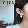 Nuevos Pendientes Retro Europeos y Americanos Geométricos en Forma de U de Colores Perla, Lujo Ligero, Gama Alta, Pendientes Versátiles para Mujer