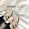 Estilo Old Money Tendência! Sandálias de Verão Ins Estilo Francês Emagrecedoras para Mulheres, Chinelos Planos Respiráveis para Uso Externo