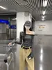 Camiseta Longa Listrada com Ombro Caído para Mulheres 2025 Outono Nova Off-Shoulder Emagrecedora Look Casual Versátil Top