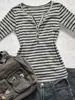 Camiseta Listrada de Manga Longa com Decote V Nova para Mulheres Europeias e Americanas Outono e Inverno Casual Versátil Slim-Fit Estilo Coreano Roupa de Baixo