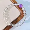 Pulseira de design sofisticado de alta qualidade com cristais naturais brancos translúcidos e cristais roxos em contraste, com 8 mm de espessura.