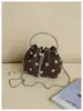 Bolso de Lunares de Nicho Súper Caliente para Mujer Nuevo Estilo Otoño/Invierno 2026 Bolso Cruzado Versátil Retro Bolso de Cubo Exquisito para Llevar en la Mano