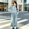 Conjunto de cardigã de tricô listrado para meninas, para primavera e outono, com jeans de cintura alta e perna larga, um conjunto de duas peças estiloso e moderno para crianças mais velhas