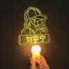 Hermanos modernos Liu Yuning deberían ayudar a la cabeza de la lámpara con diadema luminosa, lámpara de mano, vara fluorescente, broche, accesorios periféricos personalizados