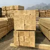 La madera de construcción es adecuada para el almacenamiento al aire libre en los sitios de construcción y se procesa a partir de materiales de madera maciza mediante aserrado.