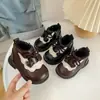 Sapatos de couro infantis, sapatos macios para bebês aprenderem a andar, sapatos de algodão estilo Martin para meninas com forro de pelúcia para outono e inverno