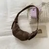 Bolso de Cuerno de Gamuza de Moda de Diseño de Nicho para Mujer 2025 Nuevo Ins Retro Casual Bolso Dumpling Bolso Cruzado