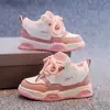 Tênis Baixo Infantil 2026 Nova Coleção Primavera e Outono Sapatos para Meninos Tênis Esportivos para Meninas Tênis Casuais com Solado Macio Sapatos Individuais