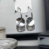 Aretes minimalistas de cristal con forma de cubo de azúcar estilo metal para mujer, aretes de alta gama con temperamento de lujo ligero, nuevo diseño popular, exquisitos accesorios para las orejas