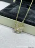 Colar Borboleta Marquise V Gold Van Cleef para Mulheres com Madrepérola Branca, Turquesa e Ouro Rosé, Corrente Clavícula Finamente Gravada, Venda Direta do Fabricante