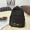 Mochila Fofa para Estudante Universitário 2025 Nova Leve Bordada Mochila de Viagem Nicho Roupas de Trabalho Versátil Ins Pequena Bolsa Escolar