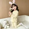 Conjunto de pijama infantil DeRong, com estampa de leopardo de desenho animado, inclui blusa e calça, adequado para meninas, e é projetado como roupa de casa quente e confortável para outono e inverno