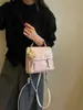 2026 Nueva Textura Tejida Colgante de Osito Mochila para Mujer Estilo Retro de Alta Gama Mini Bolso Bandolera Bolso Pequeño
