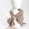 Bufanda Cruzada de Punto Cuadros Blanco y Negro para Mujer, Bufanda Corta Cálida de Lana Estilo Coreano, Chal Protector de Cuello para Otoño e Invierno, Versátil