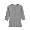 Camiseta Henley Feminina 2025 Outono Nova Moda Europeia e Americana Manga Média Gola Padre Meio Aberta com Botões Efeito Emagrecedor