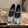 Sapatos Mary Jane estilo francês para mulheres, novos sapatos rasos de peça única prateados para primavera e outono de 2026, sapatos pequenos de couro