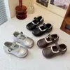 Sapatos Infantis Primavera/Verão 2026 Tênis Retro Marrom Francês de Couro Infantil Sapatos de Princesa para Meninas Sapatos de Couro de Corte Baixo com Solado Macio