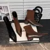 Botas Chelsea populares de bico fino e salto baixo, novo modelo 2026, botas de cano médio justas de pele de carneiro, sapatos versáteis estilo celebridade