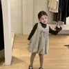 Vestido de Menina Outono Inverno 2026 Novo Vestido Salopete Floral para Bebê Laço Saia Botão Estilo Mori Vestido de Lã