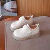 Zapatos Individuales Casuales de Metal con Hebilla para Niños, Punta Ancha, Estilo Nuevo Verano 2025, Zapatos de Cuero Tejidos a la Moda para Niñas, Estilo Estudiante