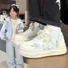 Zapatillas Coreanas de Suela Gruesa con Dibujos Animados Nuevas para Estudiantes, Temporada Primavera y Otoño 2026 para Niñas, Zapatos Blancos Lindos de Gato Rosa para Mujeres