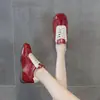 Nueva colección de otoño 2026 para mujer: Zapatos deportivos casuales de suela blanda, estilo retro, con un ligero tacón para mujeres menudas, diseñados para looks inspirados en el ballet