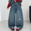 Moda Infantil Estilo Coreano 2026 Outono Novidades Jeans Bordado Desenho Estrela de Cinco Pontas para Crianças Calças Largas Casuais Estilosas para Meninas