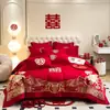 Venta al por mayor Juego de Cuatro Piezas Rojo Brillante para Boda Estilo Chino Funda de Edredón Bordada para Boda Habitación de Boda Ropa de Cama para Dote