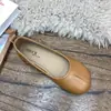 Sapatos femininos estilo coreano 2026: elegante, moderno, versátil, modelo novo, plano, antiderrapante, cabedal macio, sola macia, sapatos slip-on de couro sintético com separação de dedos