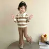 Conjunto de Tricô Suéter para Meninas Outono/Inverno Novo Conjunto de Duas Peças: Casaco Listrado com Gola Dobrada e Suéter para Menininha
