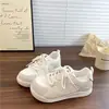 Venta Caliente Zapatos Blancos de Suela Gruesa para Mujer 2026 Otoño Nueva Llegada Estilo Coreano de Nicho Transpirables Zapatos Deportivos de Tabla para Estudiantes Mujer