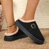 Chinelos fechados forrados de pelúcia para outono e inverno, estilo europeu e americano, com fivela de metal, sola grossa antiderrapante, couro e pele integrados, à prova de frio, versáteis, fáceis de calçar, pantufas de neve