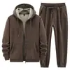 Novo Conjunto de Inverno 2025 com Forro de Lã para Homens, Conjunto Casual de Moletom com Lã de Cordeiro, Espessado com Logo no Peito
